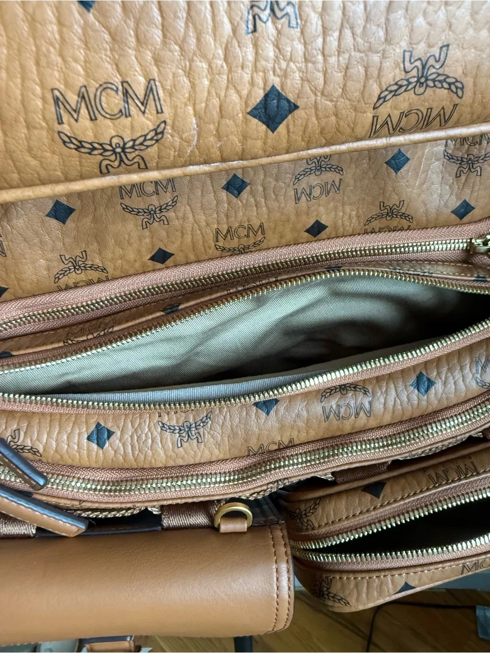 MCM Large Aren Multi-Backpack In Visetos - Picture 6 of 16